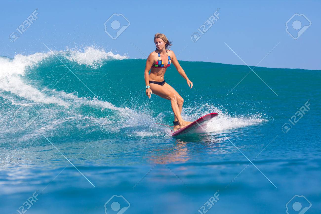 サーファーの女の子は インド洋の波をサーフィンします の写真素材 画像素材 Image サーファーの女の子は インド洋の波をサーフィンします の写真素材 画像素材 Image