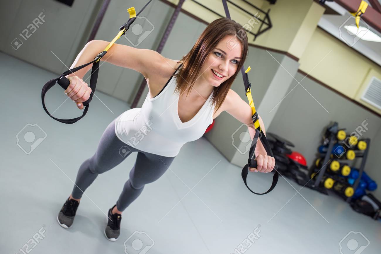 행복 한 젊은 여자 팔 굽 혀 펴기를 수행합니다. TRX 서스펜션 교육. 로열티 무료 사진, 그림, 이미지 그리고 스톡포토그래피.  Image 90748898