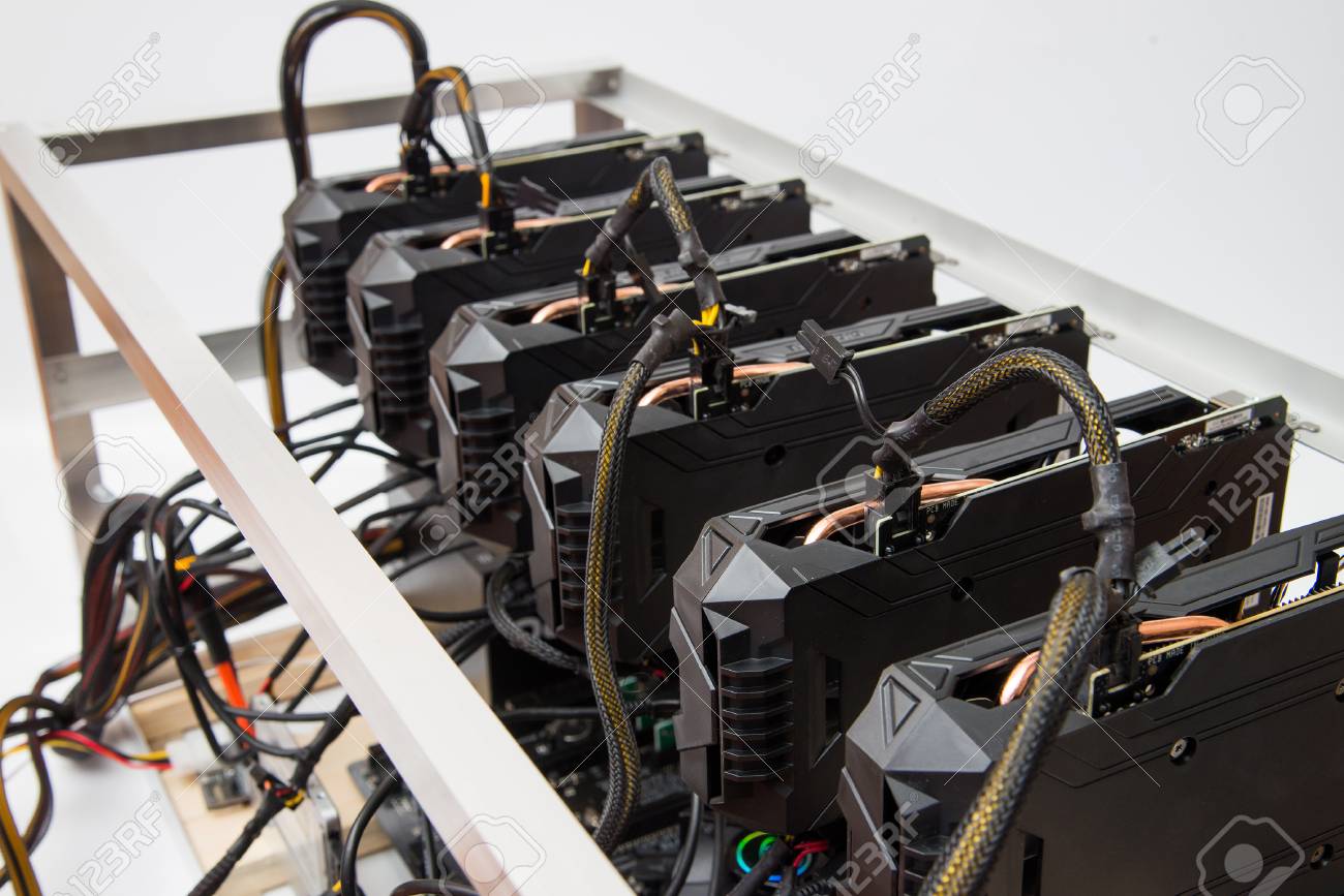 Tarjetas Gráficas De Pie En Una Fila En La Granja Minera Casera. Fotografía  De Cerca. Industria De Criptomonedas. Fotos, retratos, imágenes y  fotografía de archivo libres de derecho. Image 96645165