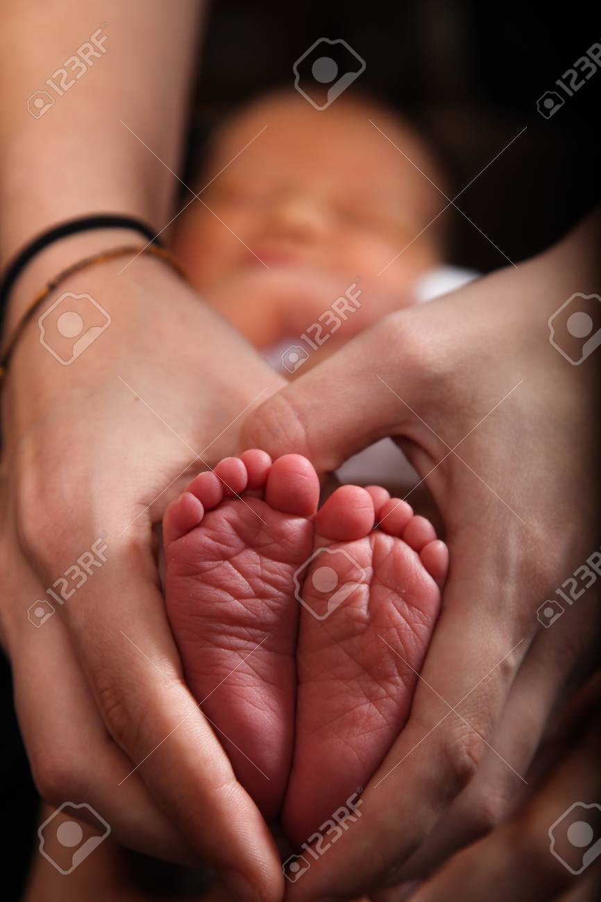 かわいい赤ちゃんの足は ママの手で作られた心の中です の写真素材 画像素材 Image 1254 かわいい赤ちゃんの足は ママの手で作られた心の中です の写真素材 画像素材 Image 1254
