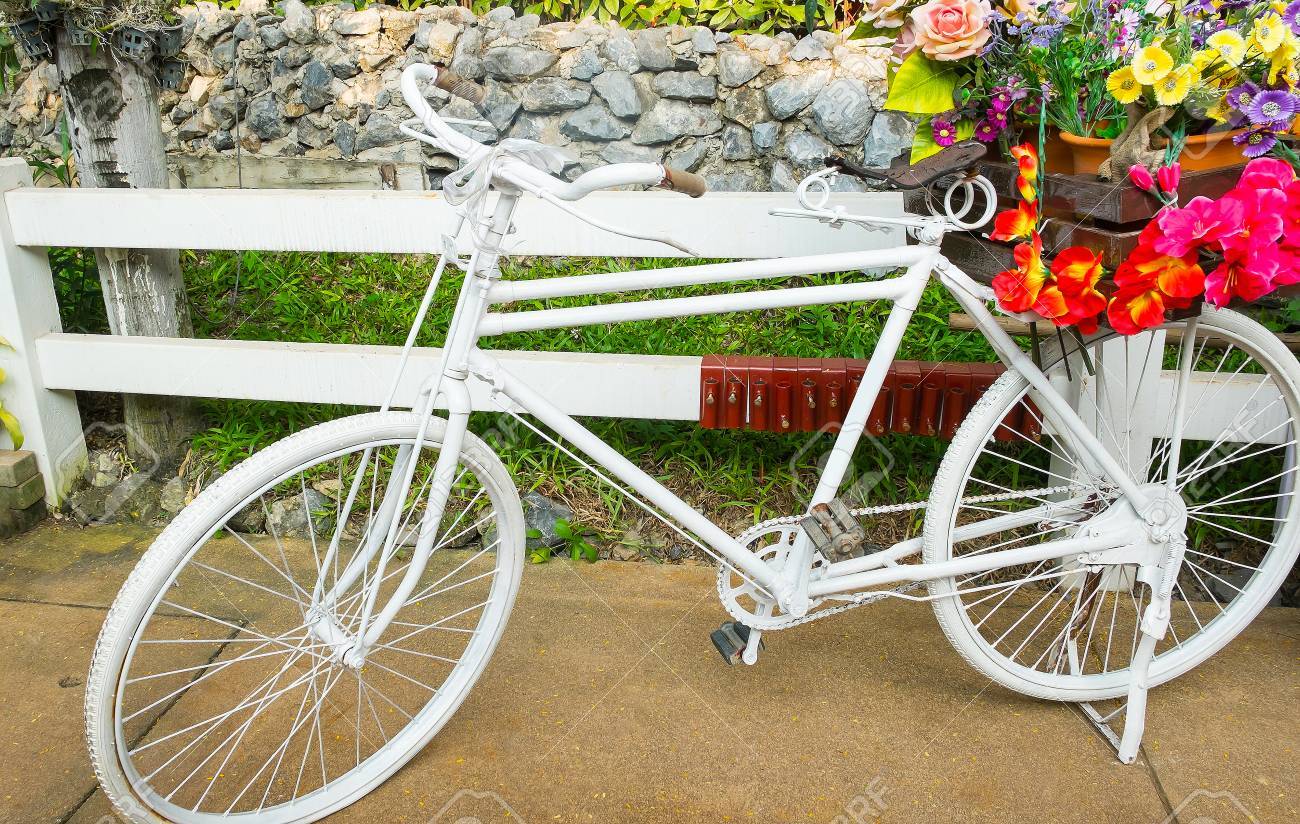白のクラシックな自転車、自転車に花バスケット の写真素材・画像素材 