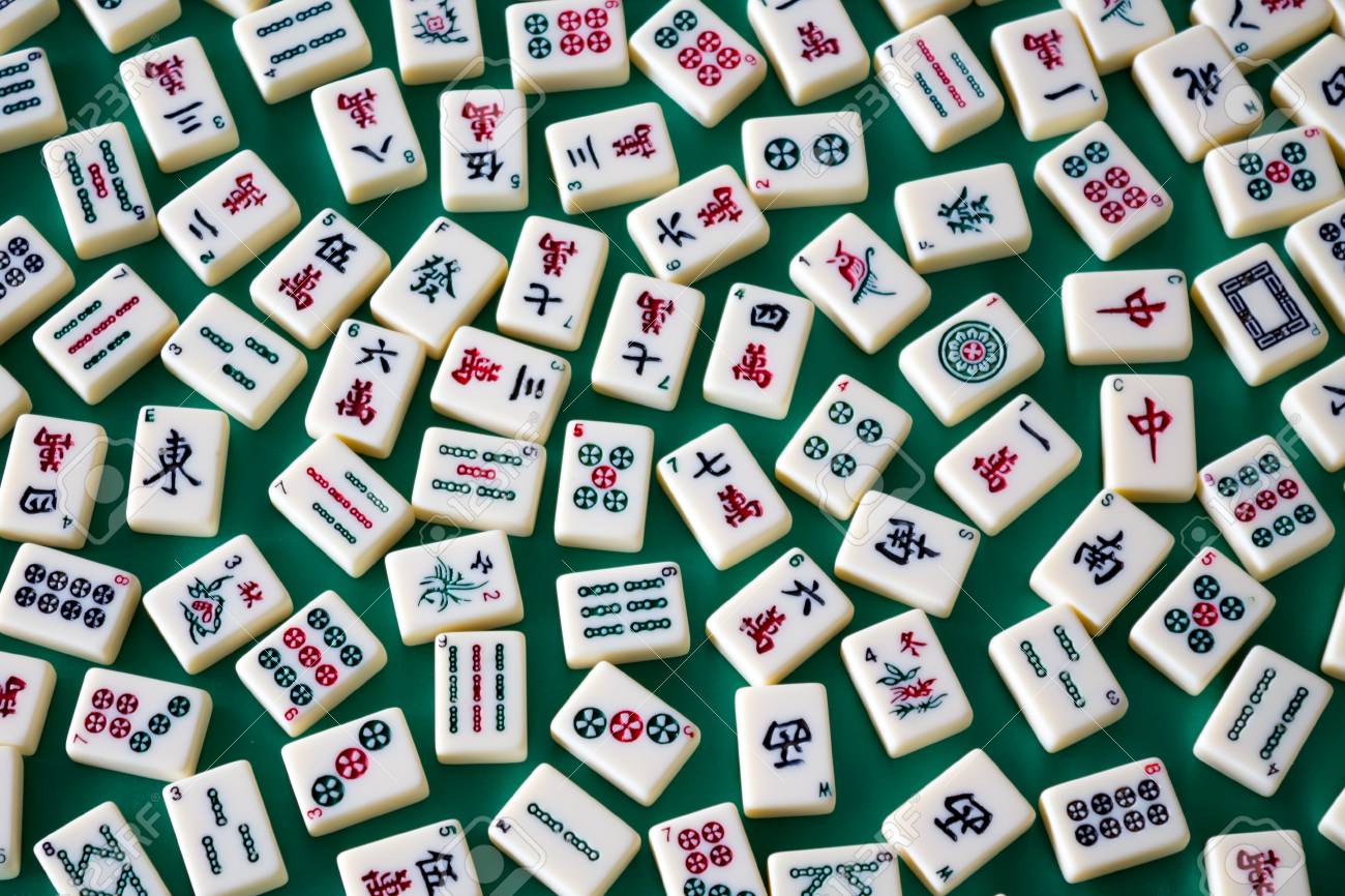 緑のビロードのキャンバスに広がる麻雀牌 の写真素材 画像素材 Image