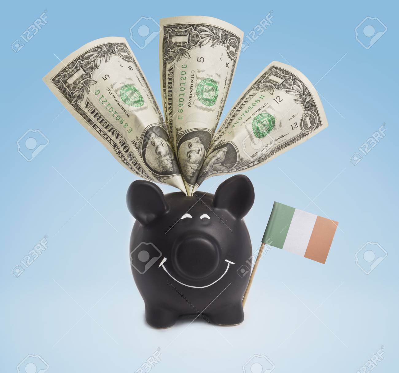 One Dollar Banknote In A Smiling Piggybank Of Ireland.(series)  免版權照片，圖片，畫像及圖片庫. Image 41392063