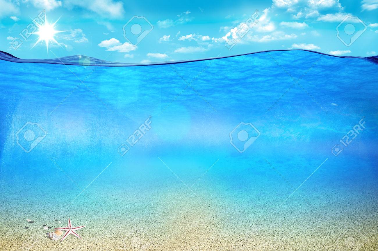 素晴らしい絵の下と海の水の上 の写真素材 画像素材 Image