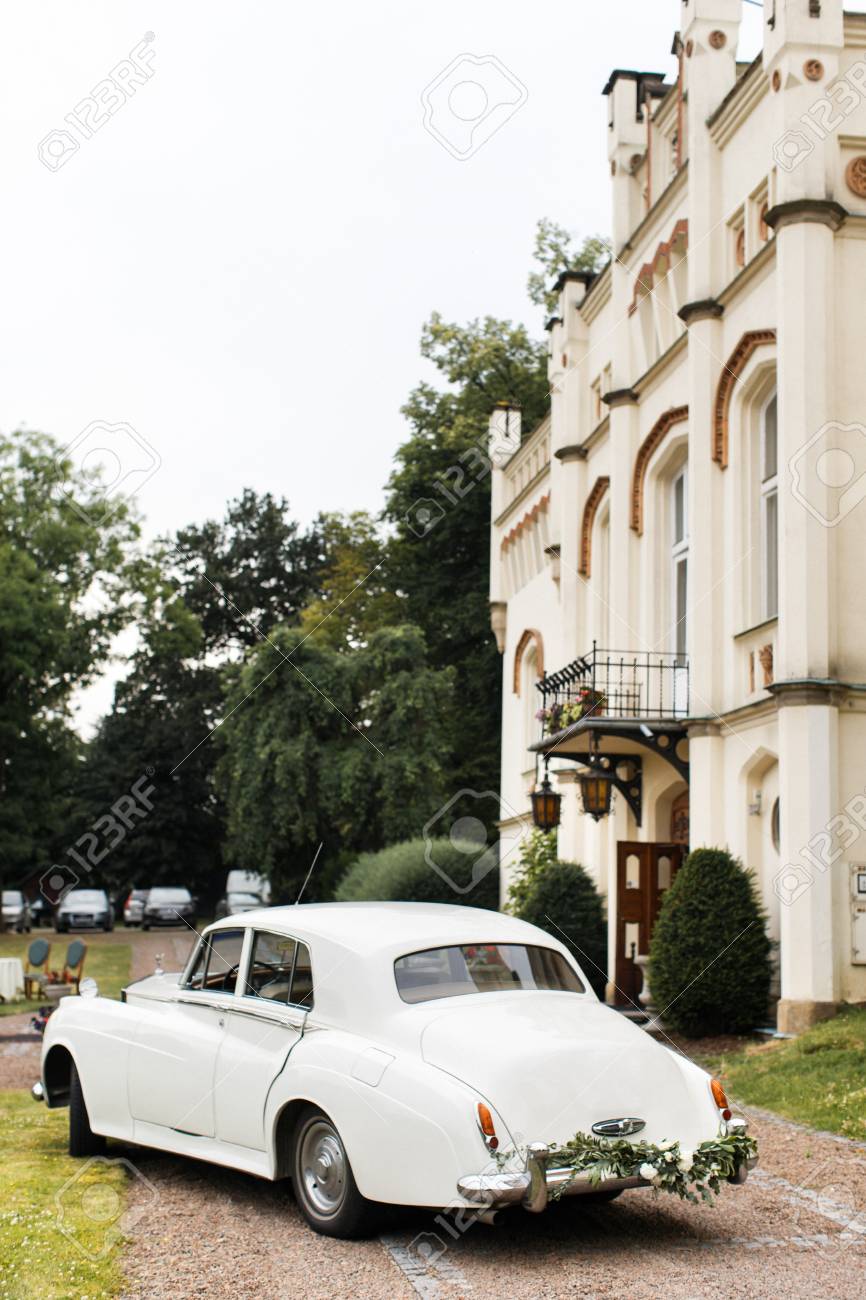 Voiture De Mariage Vintage Decore Avec Des Fleurs La Vue Du Soleil Banque D Images Et Photos Libres De Droits Image 93610110