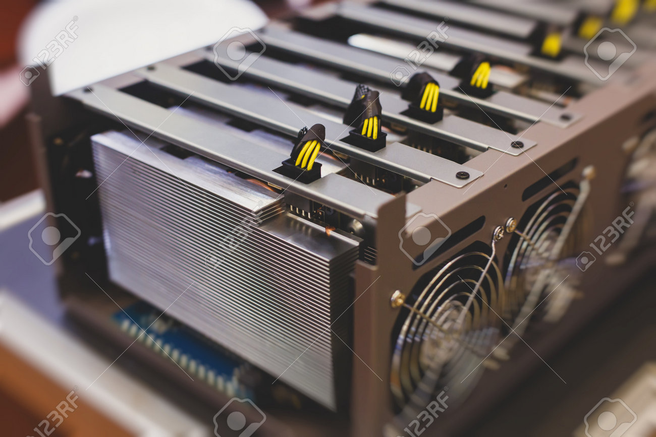 Vista De Cerca De Equipos Para Dispositivos Electrónicos De Granja Minera  De Criptomonedas Bitcoin Con Concepto De Ventiladores De Tecnología Minera  Fotos, retratos, imágenes y fotografía de archivo libres de derecho. Image