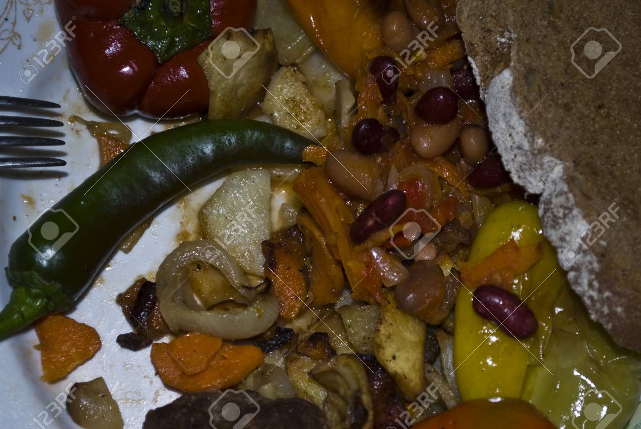 野菜シチュー サラダ ピーマン ナス アスパラガス豆 にんにく にんじん ネギ 明るいスパイシーなアロマ料理 の写真素材 画像素材 Image