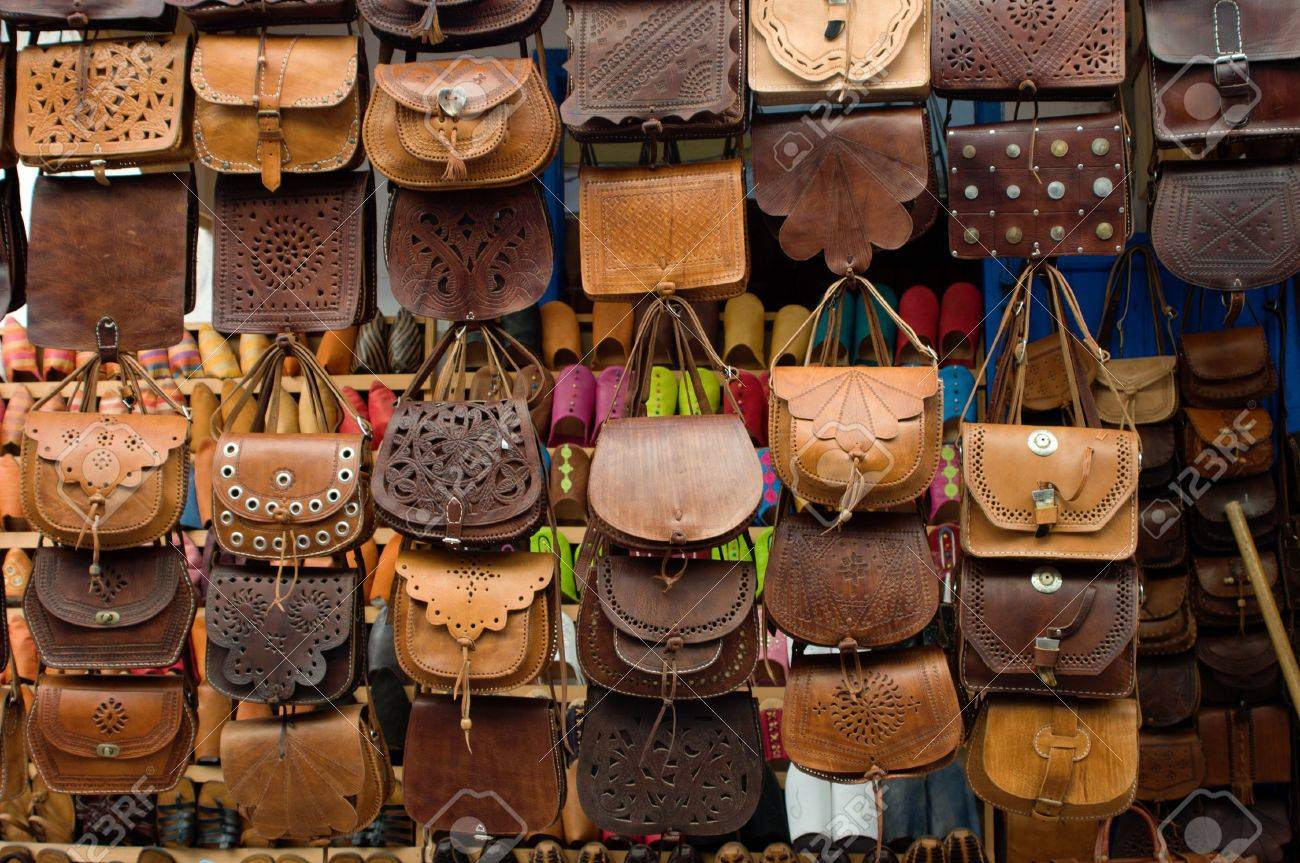 エッサウィラ、モロッコの通り市場の屋台の革製バッグの写真素材・画像