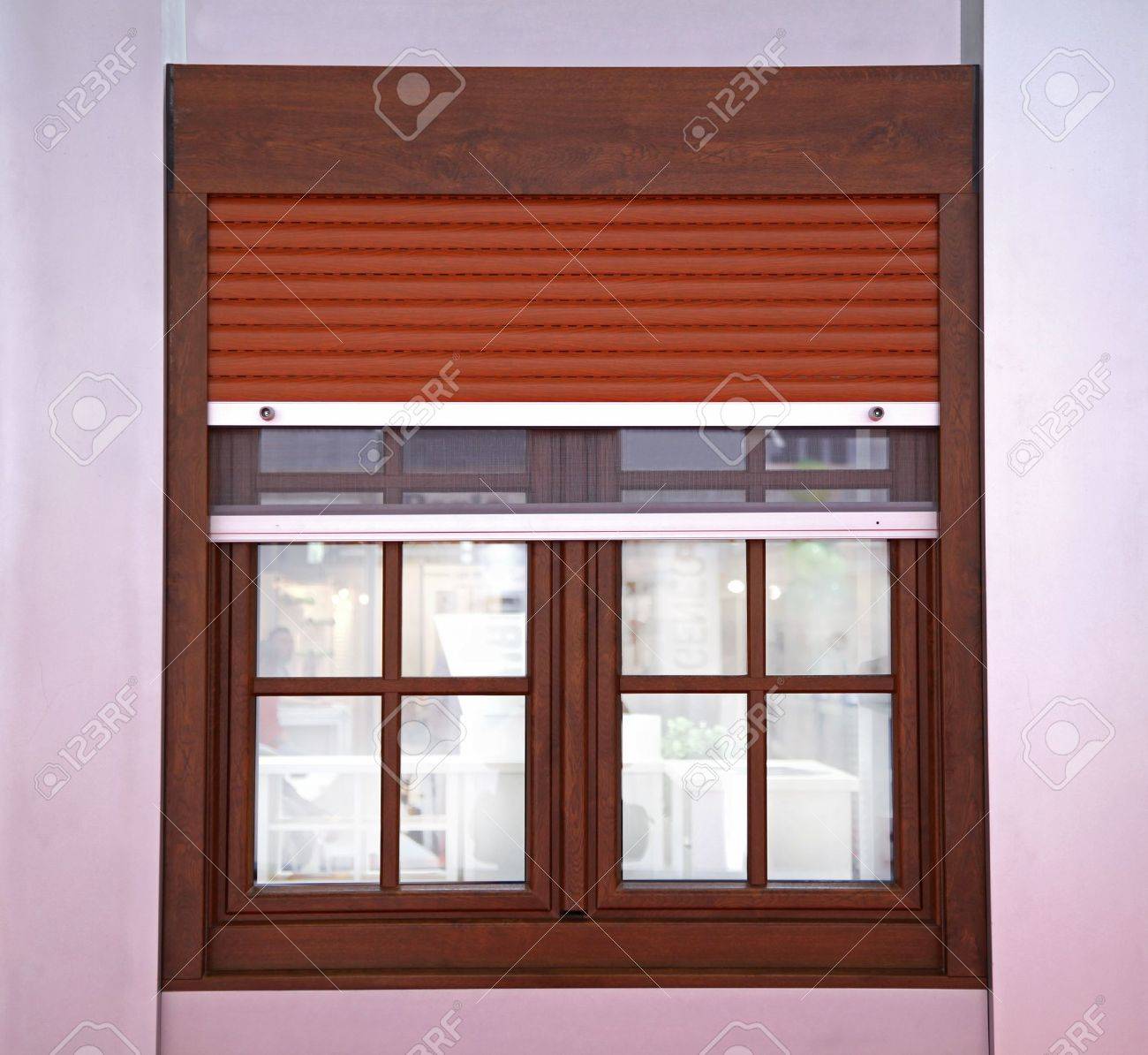 外から茶色のブラインドを閉じた窓 の写真素材 画像素材 Image