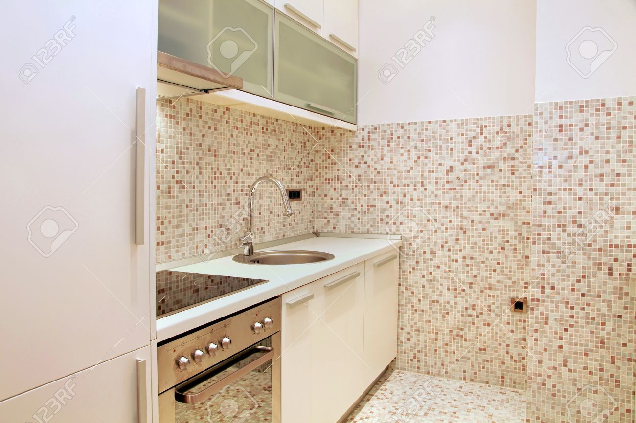 Interni moderni in cucina con il mosaico di piastrelle beige foto ...
