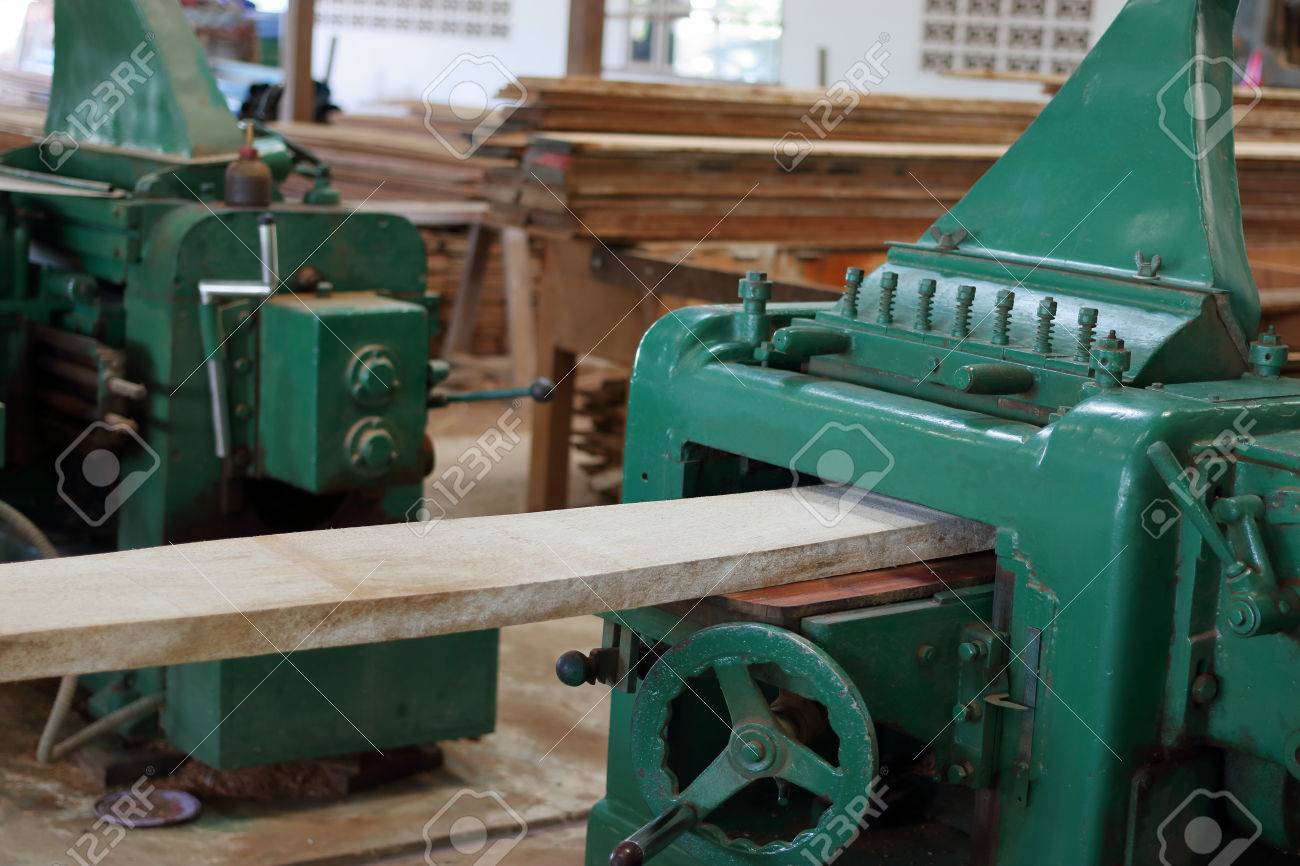 El Cepillado De La Máquina De Madera En El Taller Retratos, Imágenes Fotografía De Archivo Libres De Derecho. Image 73129393.
