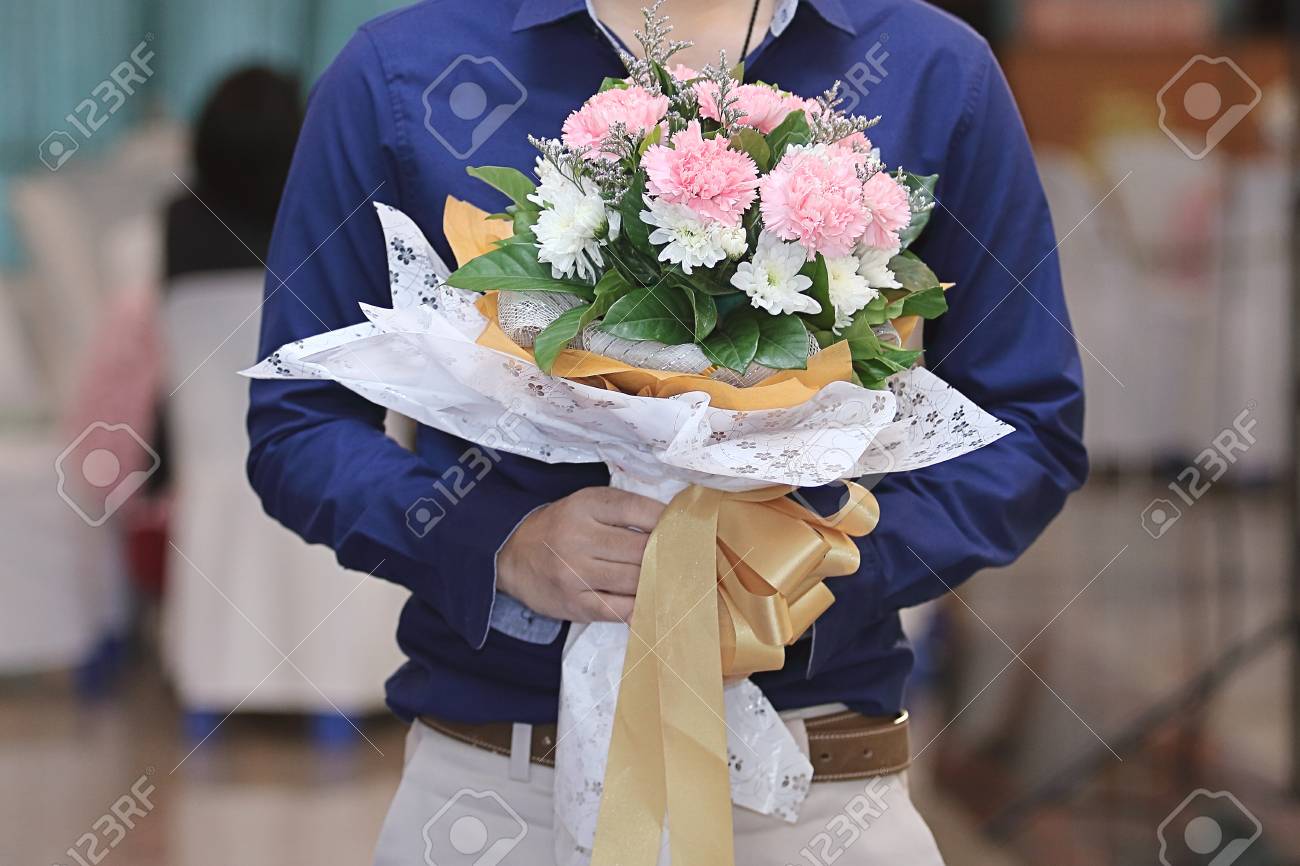 Schliessen Sie Oben Vom Hubschen Jungen Mann Der Schonen Blumenstrauss Der Blume Fur Seine Freundin Halt Susses Valentinstag Oder Hochzeitskonzept Lizenzfreie Fotos Bilder Und Stock Fotografie Image