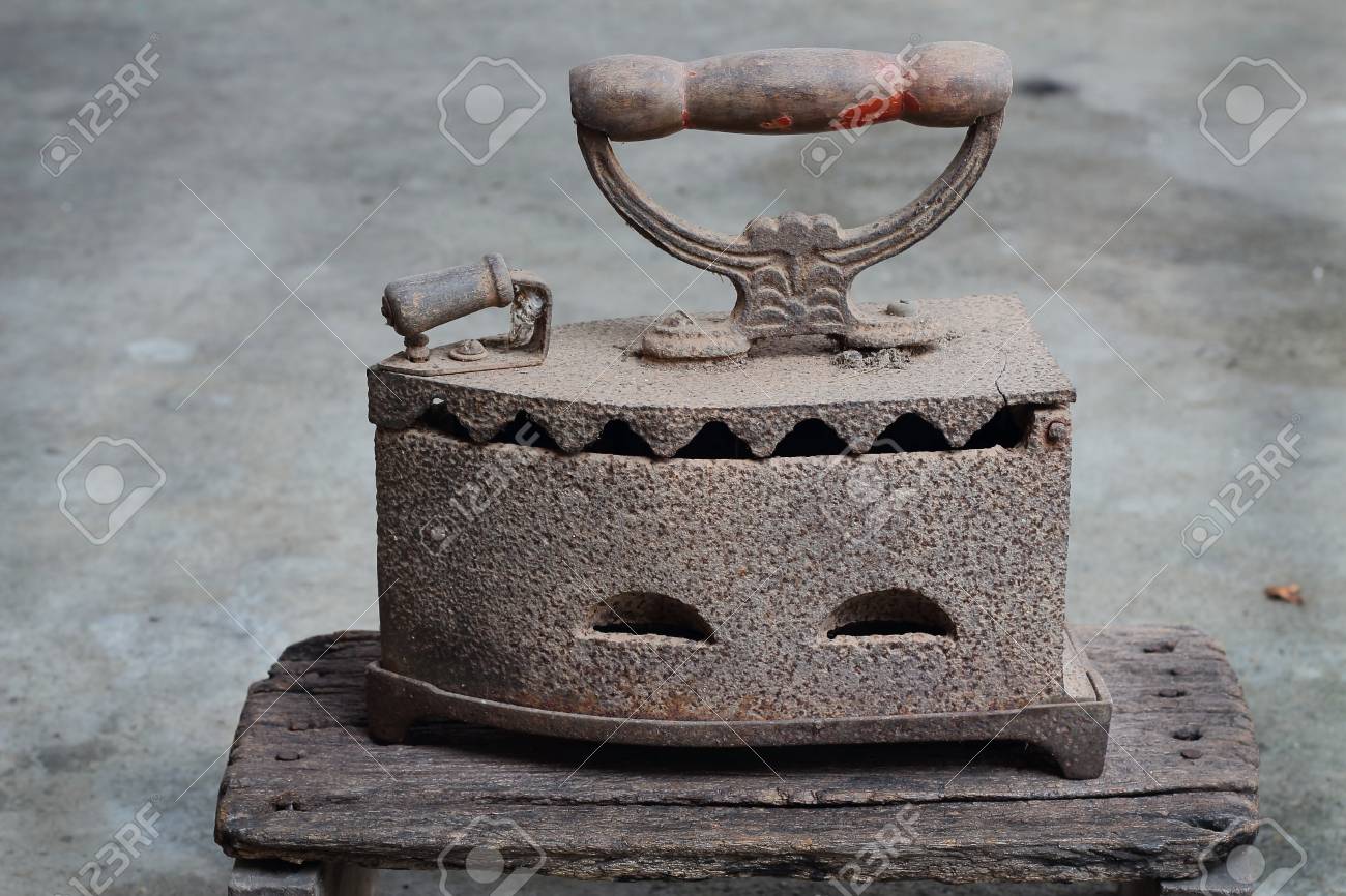 Antikes Bugeleisen Mit Rost Auf Dem Holz An Thailand Asien Lizenzfreie Fotos Bilder Und Stock Fotografie Image