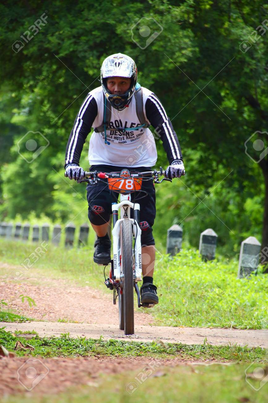 downhill mountain bike competition