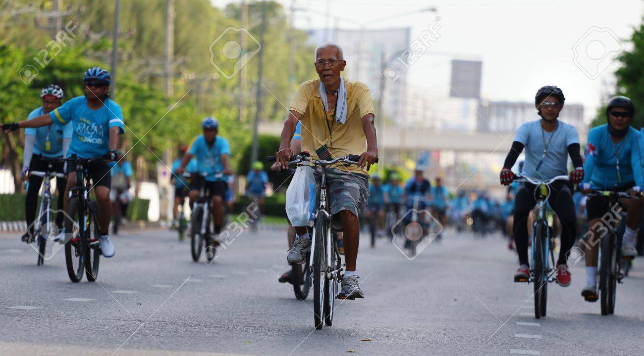 バンコク タイ王国 8 月 16 日 15 Queen シリキット ママ彼女の 歳の誕生日 をマークするための自転車 また 国民の祝日 タイの母の日として祝われる 8 月 12 日女王の誕生日 の写真素材 画像素材 Image