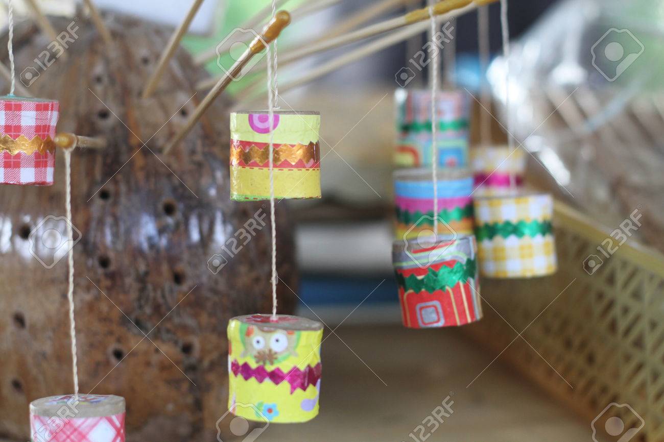 このタイ レトロおもちゃために Jak Ka 月 を呼び出すときにスイングします 蝉のバグのように聞こえます 竹 粘土 小さなロープ カラー ペーパーから作る の写真素材 画像素材 Image