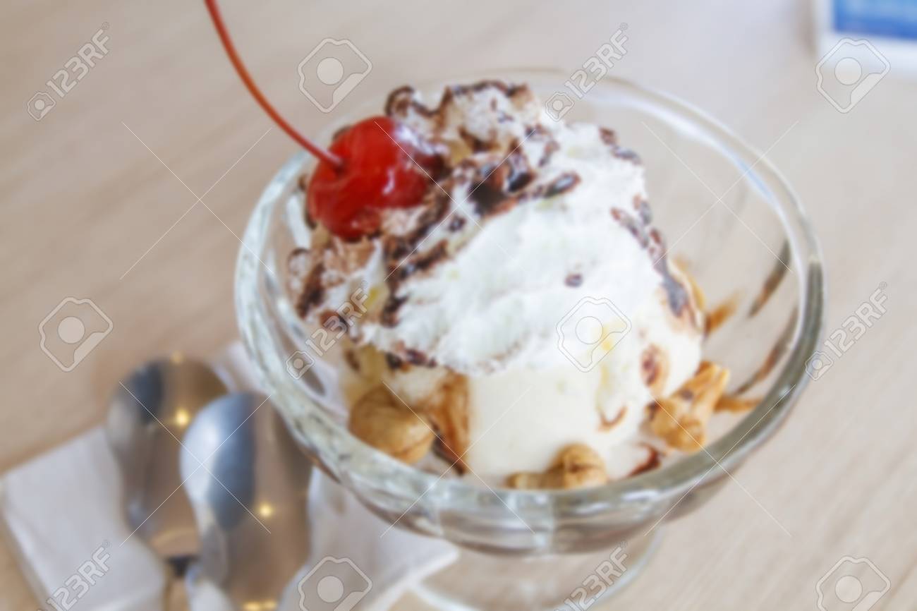 テーブルの上のカップでぼやけてバニラ サンデー アイス クリーム ソース ウェハ 甘いチェリー ミントとチョコレートとカールします の写真素材 画像素材 Image テーブルの上のカップでぼやけてバニラ サンデー アイス クリーム ソース ウェハ 甘いチェリー ミントとチョコレートとカールします の写真素材 画像素材 Image