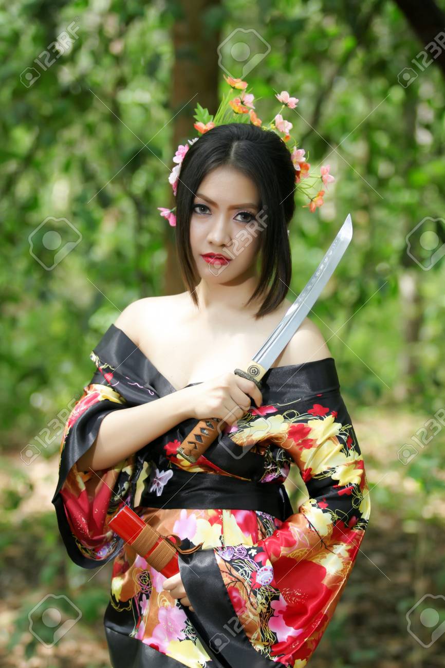 https://previews.123rf.com/images/tuiphotoengineer/tuiphotoengineer1610/tuiphotoengineer161000940/63923706-portrait-asia-beautiful-japanese-kimono-woman-and-japanese-geisha-woman-with-japanese-sword-and-woma.jpg