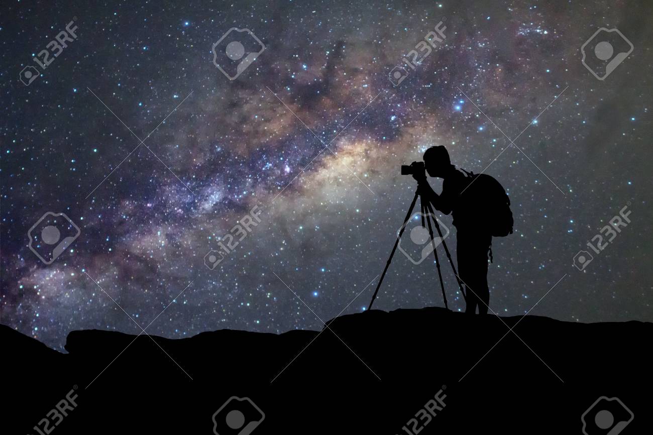 Silhouette De Lhomme Photographie Prendre Une Photo De La Voie Lactée Dans La Nuit Noire En Thaïlande