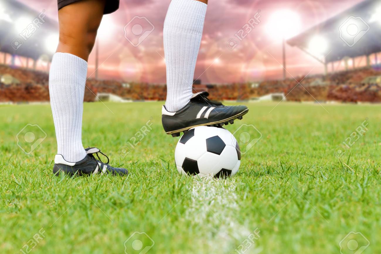 サッカー スタジアムでサッカー ボール キックのフィールド上のボールを持って立っているサッカーまたはフットボールのプレーヤー の写真素材 画像素材 Image