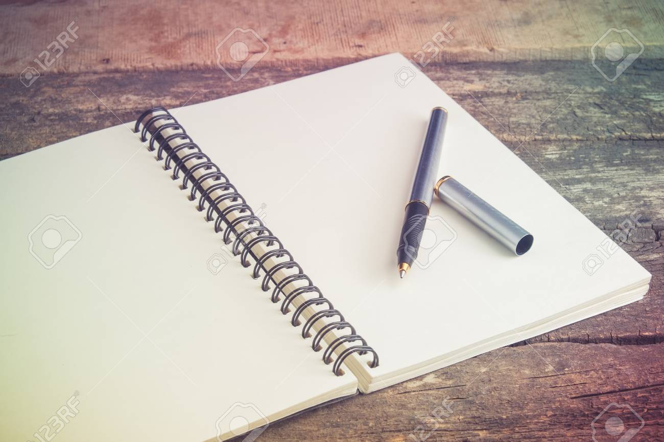 Cahier De Papier Et Un Stylo Sur Une Table Avec Effet De Filtre Style Vintage Retro Banque D Images Et Photos Libres De Droits Image Cahier De Papier Et Un Stylo Sur Une Table Avec Effet De Filtre Style Vintage Retro Banque D Images Et Photos Libres De Droits Image