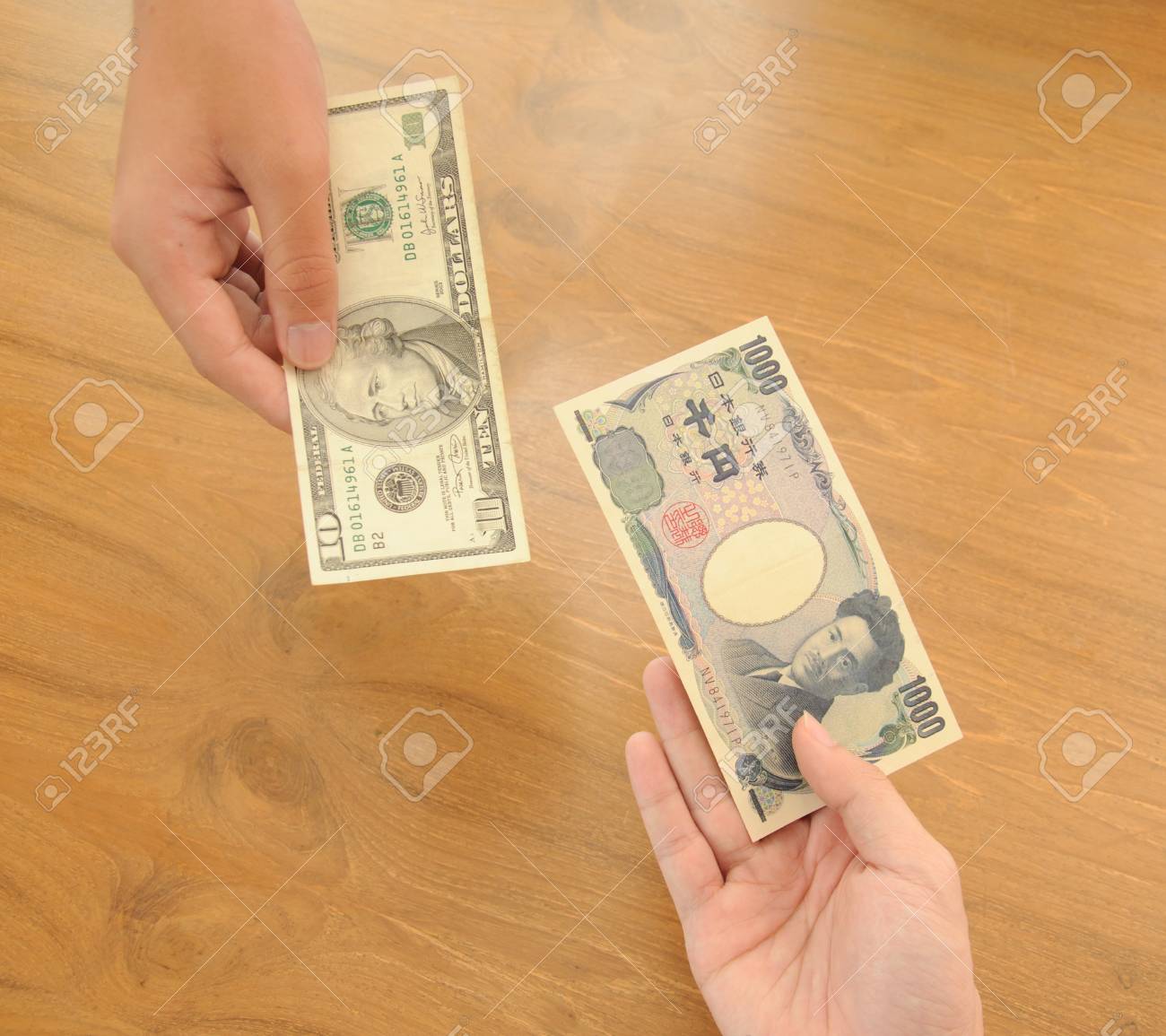 人間手交換のお金、日本の 1000 円と 10 ドルの写真素材・画像素材 Image 19311750