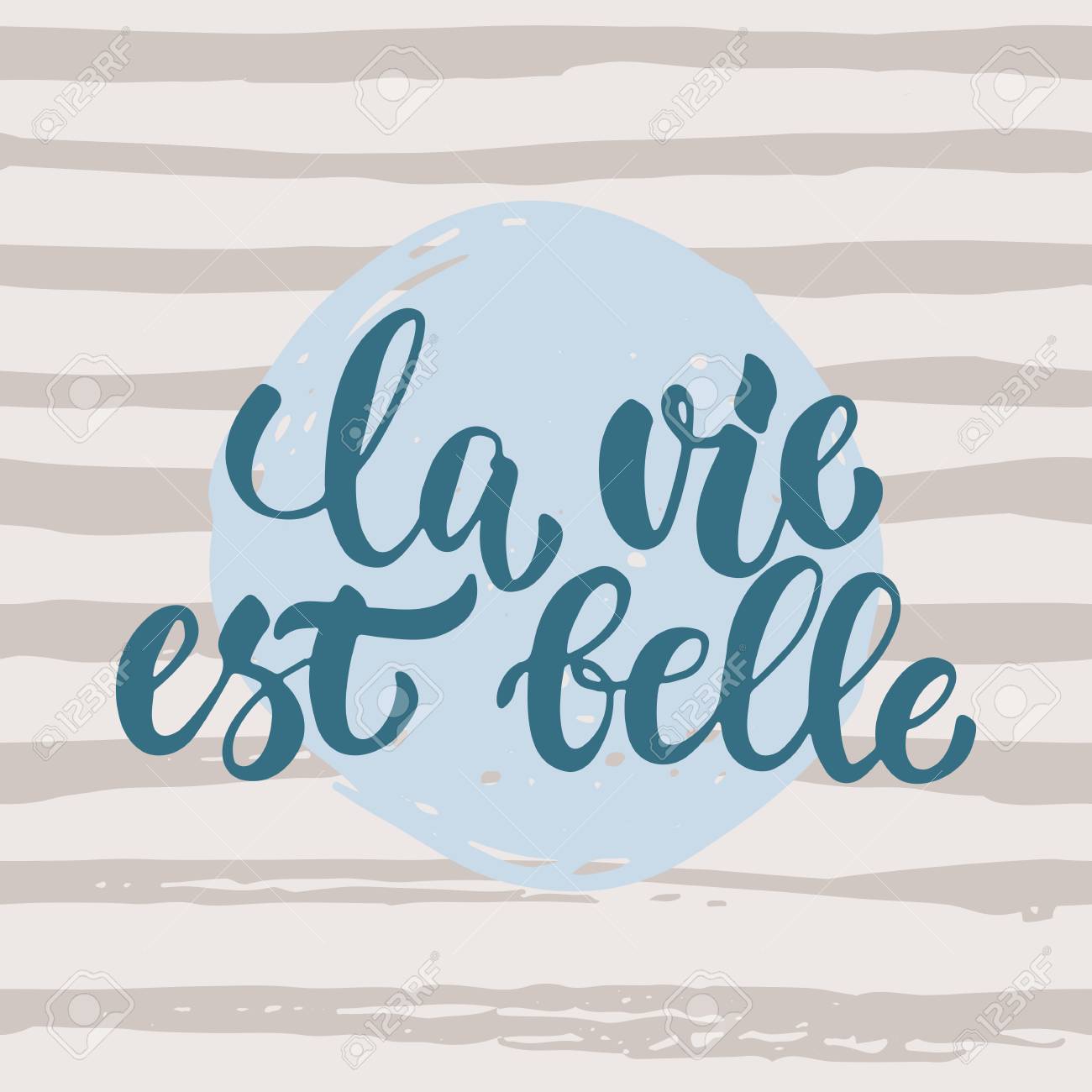 Vettoriale La Vie Est Belle Frase Di Lettering Francese Disegnato A Mano Significa Che La Vita E Bella Isolato Su Sfondo Grunge A Strisce Iscrizione Divertente Dell Inchiostro Della Spazzola Per