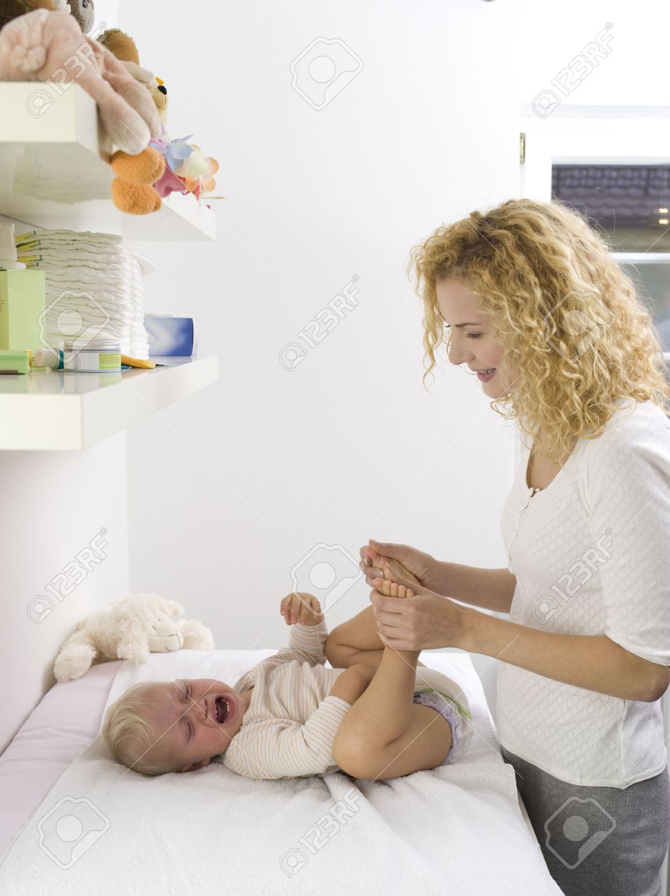 Jeune Femme Changer La Couche De Bebe Banque D Images Et Photos Libres De Droits Image