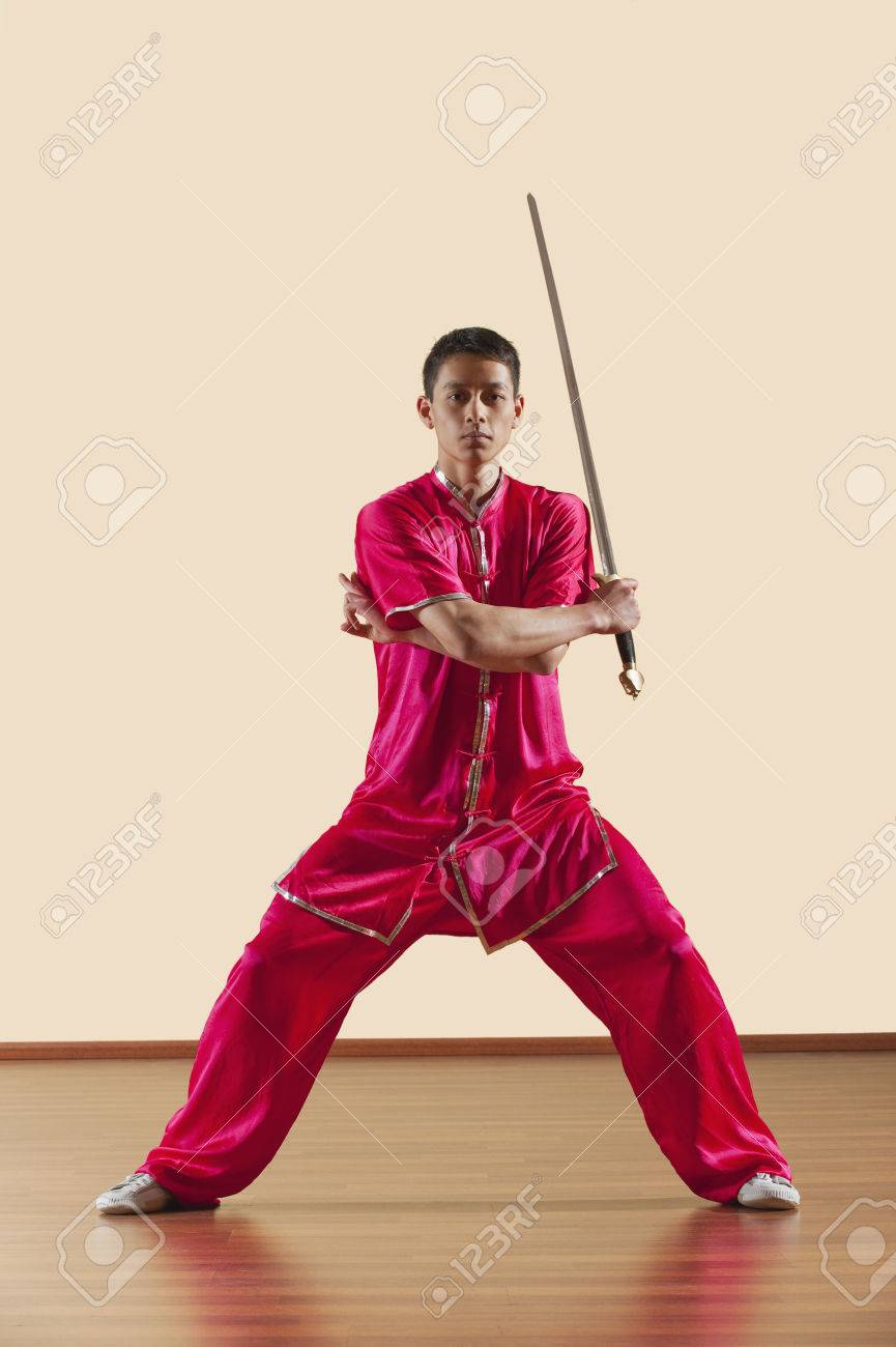 カンフー Jianshu 男性保持剣 の写真素材 画像素材 Image カンフー Jianshu 男性保持剣 の写真素材 画像素材 Image