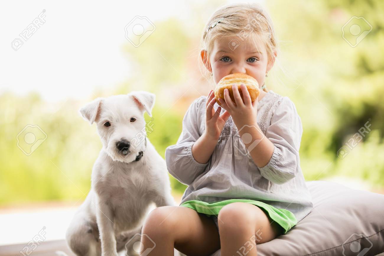 ドーナツを食べて彼女の犬と木製の階段に座っている若い女の子 の写真素材 画像素材 Image ドーナツを食べて彼女の犬と木製の階段に座っている若い女の子 の写真素材 画像素材 Image