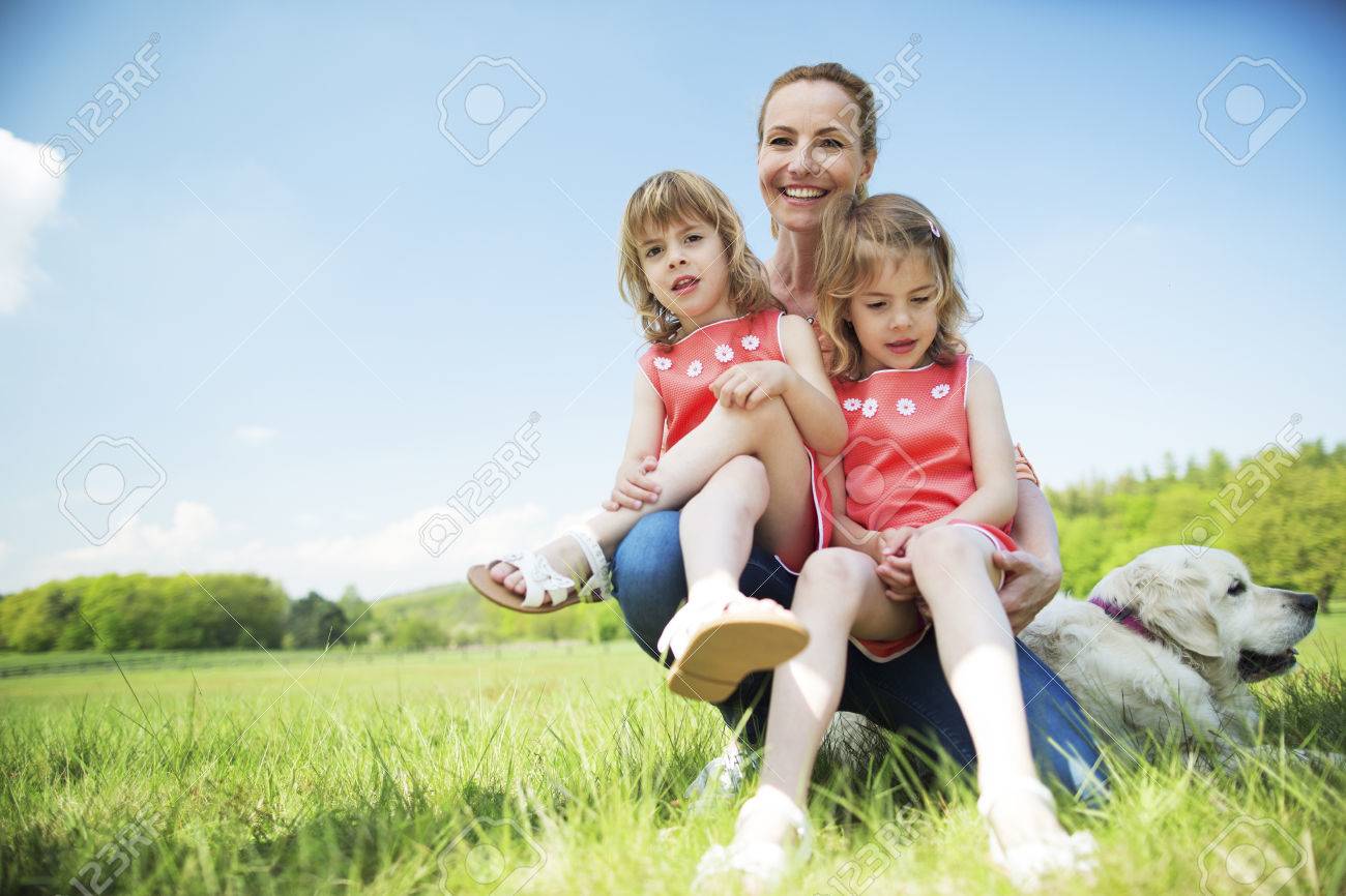双子の女の子との幸せな家族 の写真素材 画像素材 Image