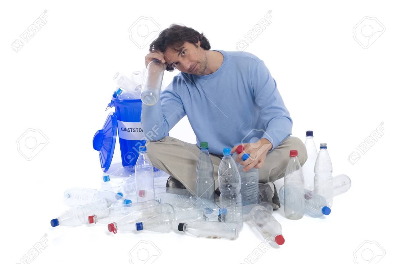 ごみ箱やペットボトルを持つ男 の写真素材 画像素材 Image