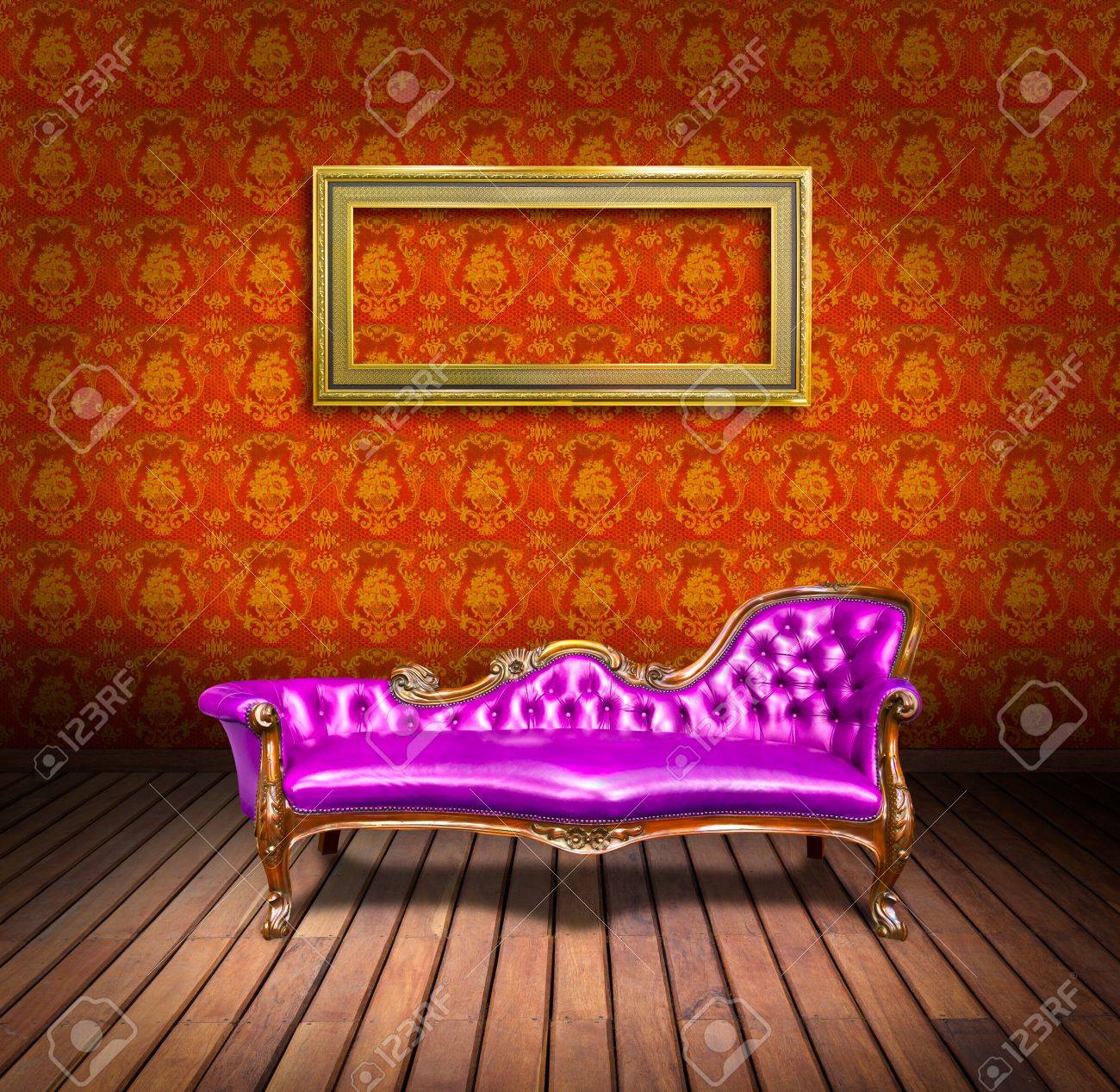 ヴィンテージ高級アームチェアとオレンジ色の壁紙の部屋でフレーム の写真素材 画像素材 Image