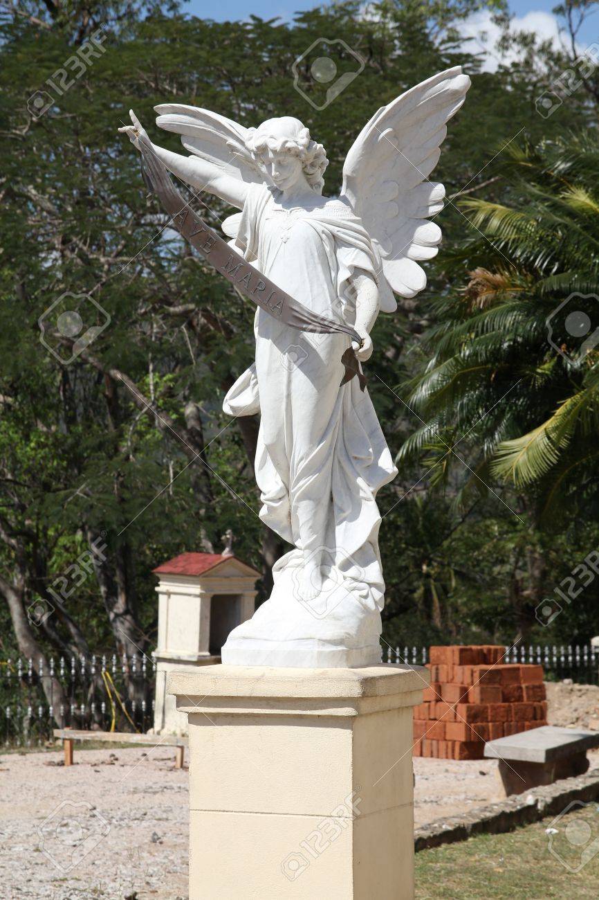 キューバ - エル Cobre の有名な大聖堂の天使像。2012 年は、400 と見