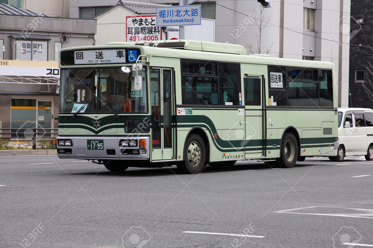 日本の京都での 12 年 4 月 15 日に京都市 4 月 15 日 日野のバス 日野自動車は 1942 年以来存在し 9 500 人 08 年 を採用していますトヨタ自動車会社の一部です の写真素材 画像素材 Image