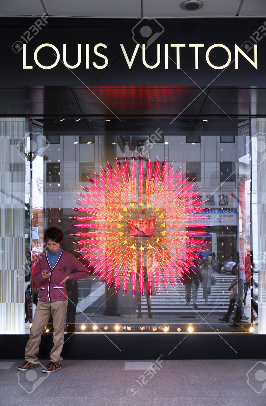 広島 日本 4 月 21 日 広島で買い物客に 12 年 4 月 21 日に Louis Vuitton の店の前に立ちます Louis Vouitton は 19 4bn Usd 値 フォーブス 08 年の世界で最も強力な高級ブランドです の写真素材 画像素材 Image