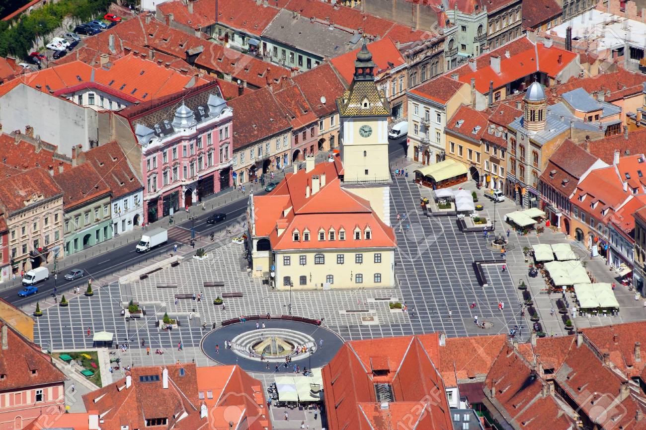 Brasov, Ciudad En Transilvania, Rumania. Vista Aérea De La Ciudad Vieja - Famosa Plaza Sfatului. Fotos, Retratos, Imágenes Y Fotografía De Archivo Libres De Derecho. Image 18144248.