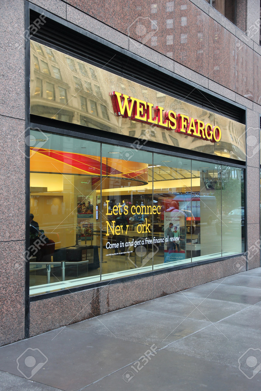 ニューヨーク - 6 月 10 日: 2013 年 6 月 10 日にニューヨークのウェルズファーゴ銀行の支店。ウェルズ ・ ファーゴだったアメリカ合衆国  23 最大の会社 (収益) で 2011年.の写真素材・画像素材 Image 22235680