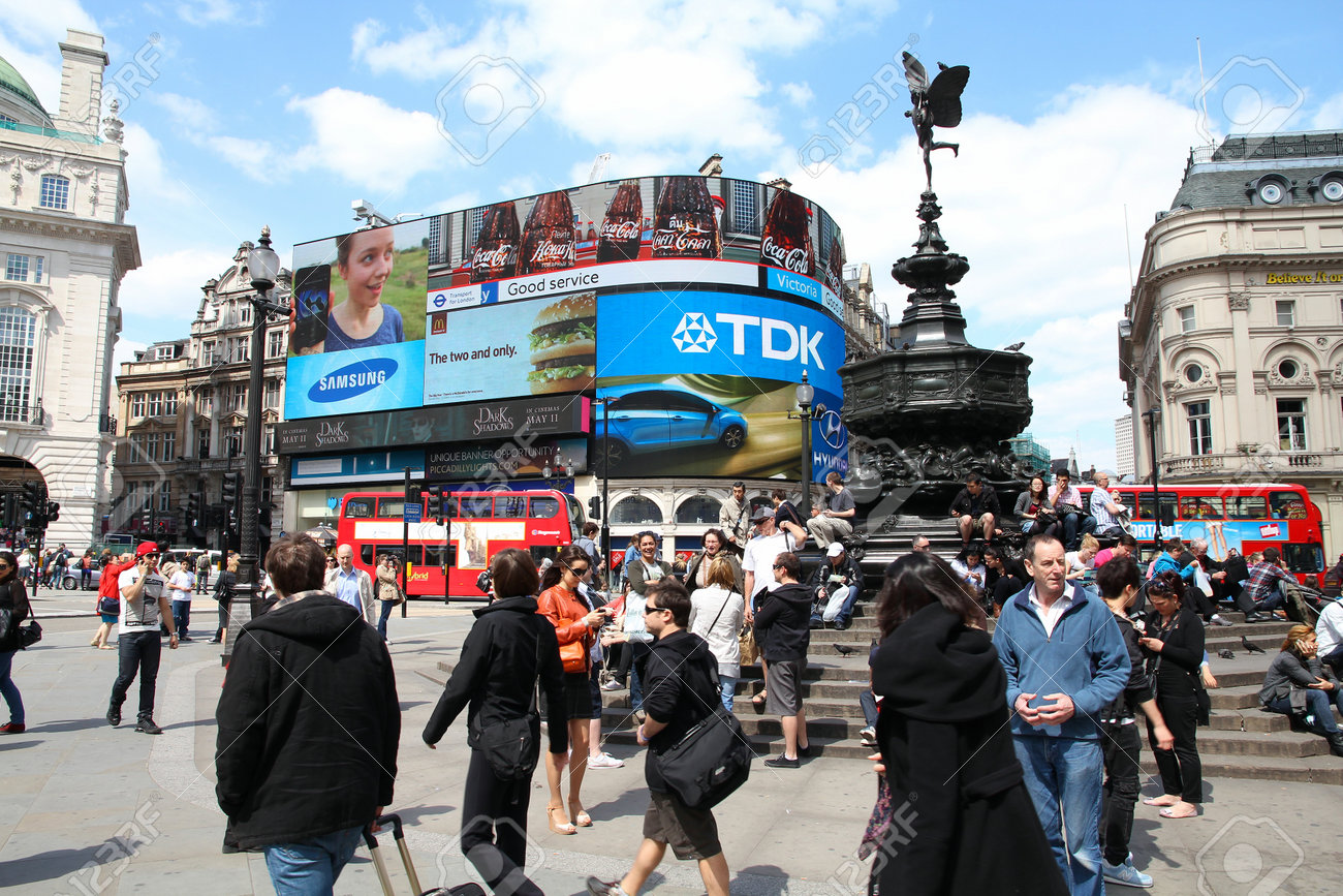 ロンドン 5 月 13 日 人上の訪問ピカデリー サーカス ロンドンで 12 年 5 月 13 日 1400 万以上の国際線の到着は 09 年に ロンドンは世界 ユーロ モニター で最も訪問された都市です の写真素材 画像素材 Image