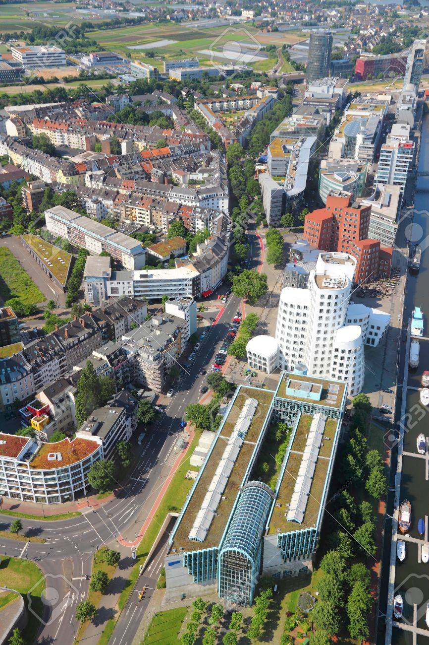 デュッセルドルフ ドイツのノルトライン ヴェストファーレン州地方の都市 ルール地方の一部です 右側にライン川を眺め の写真素材 画像素材 Image
