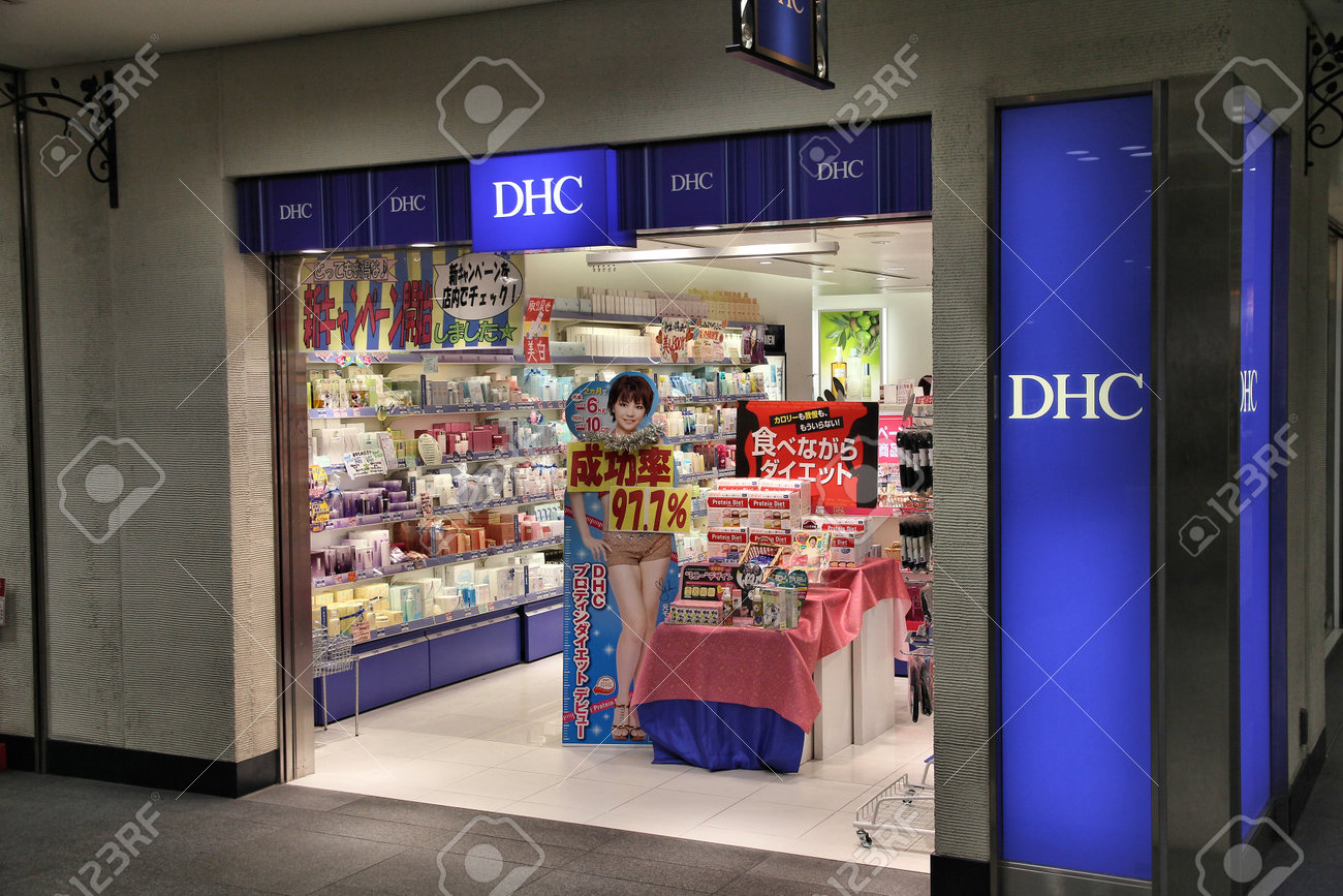 東京 日本の東京 12 年 4 月 13 日 Dhc ストア Dhc 化粧品店 1972 年以来存在し 2 949 人 13 年 を採用します の写真素材 画像素材 Image