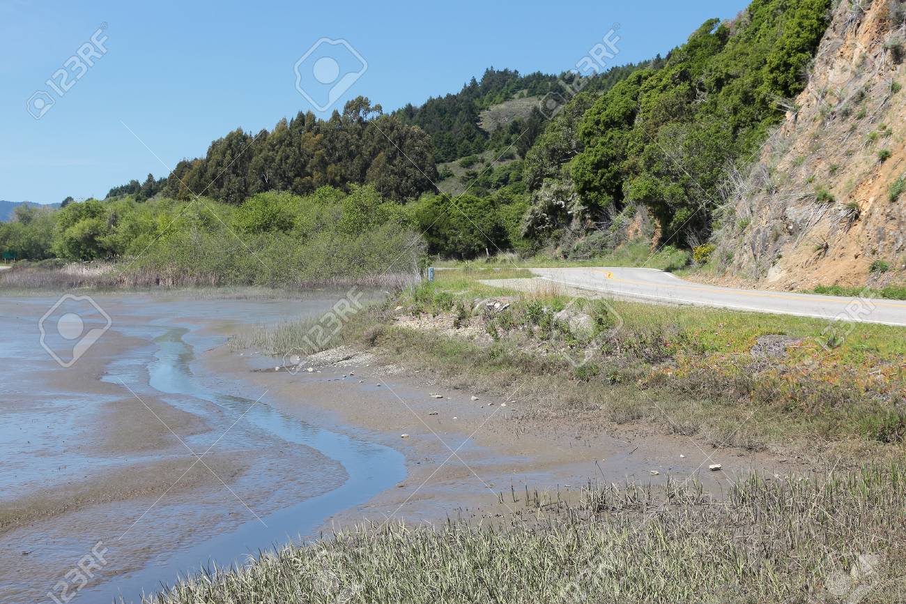 ボリナス ラグーンと道路 マリン郡 カリフォルニア州の河口 の写真素材 画像素材 Image