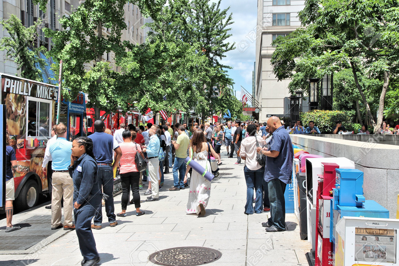 ワシントン州、アメリカ合衆国 - 2013 年 6 月 14 日: 人々 はワシントン DC のトラックから食料を購入します。64 万 6000  人が住むワシントン DC (2013) 23 の最も人口の多い米国の都市作り。の写真素材・画像素材 Image 78462201