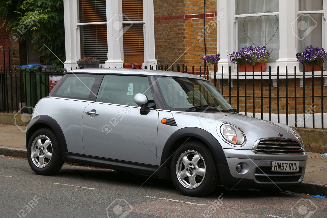 ロンドン イギリス 16 年 7 月 8 日 ミニ クーパーの小型車は ロンドン 英国で駐車 ミニは Bmw グループのブランドです Bmw は 16 年に 2 512 635 車を製造しました の写真素材 画像素材 Image