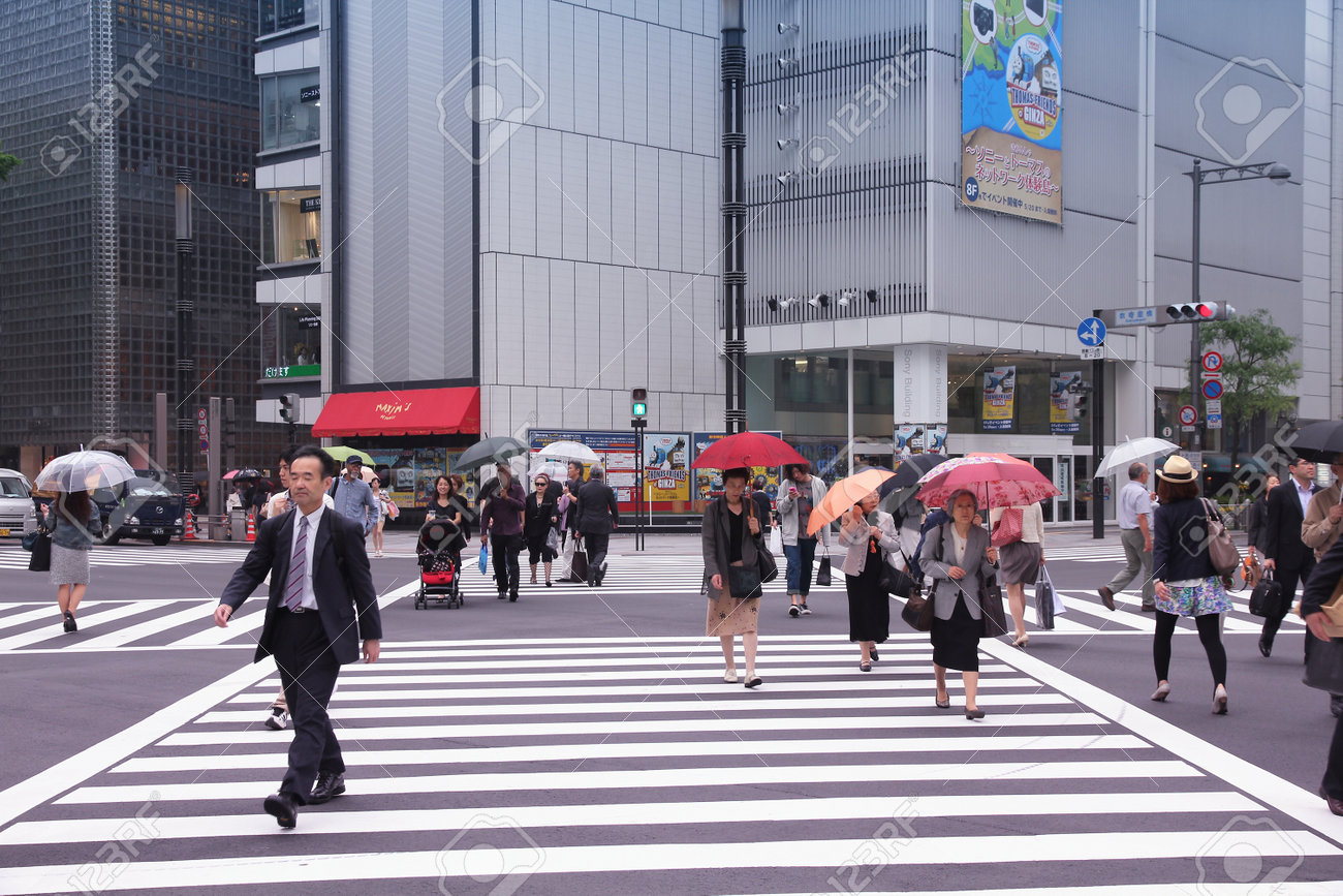 東京 日本 12 年 5 月 9 日 人々 は 東京 銀座の数寄屋橋交差点をご覧ください 数寄屋橋交差点 晴海通りと外堀通りの交差点に忙しい場所です の写真素材 画像素材 Image