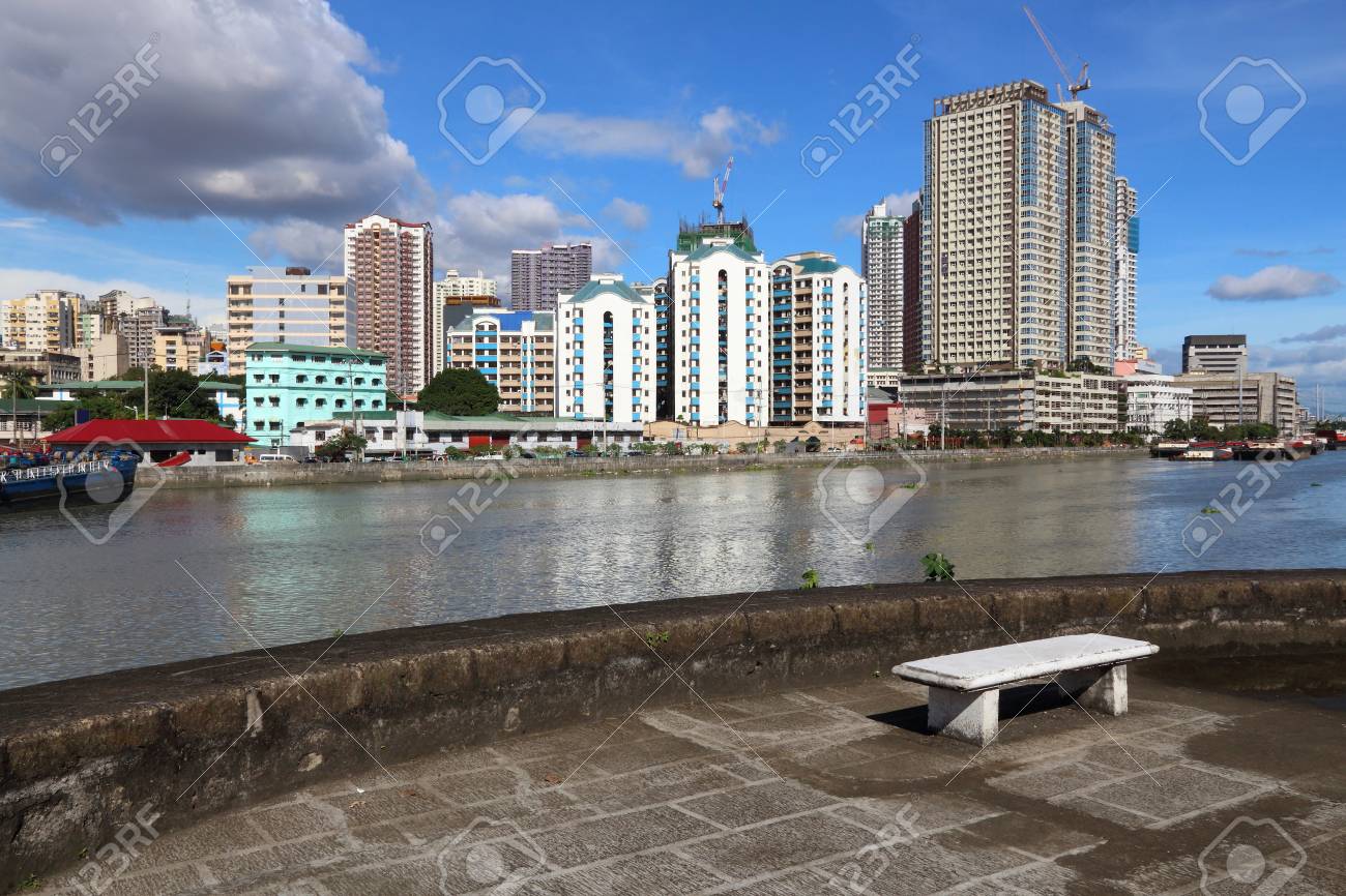 フィリピンのマニラ市のスカイライン 住宅の塔とパシグ川 の写真素材 画像素材 Image 92440137