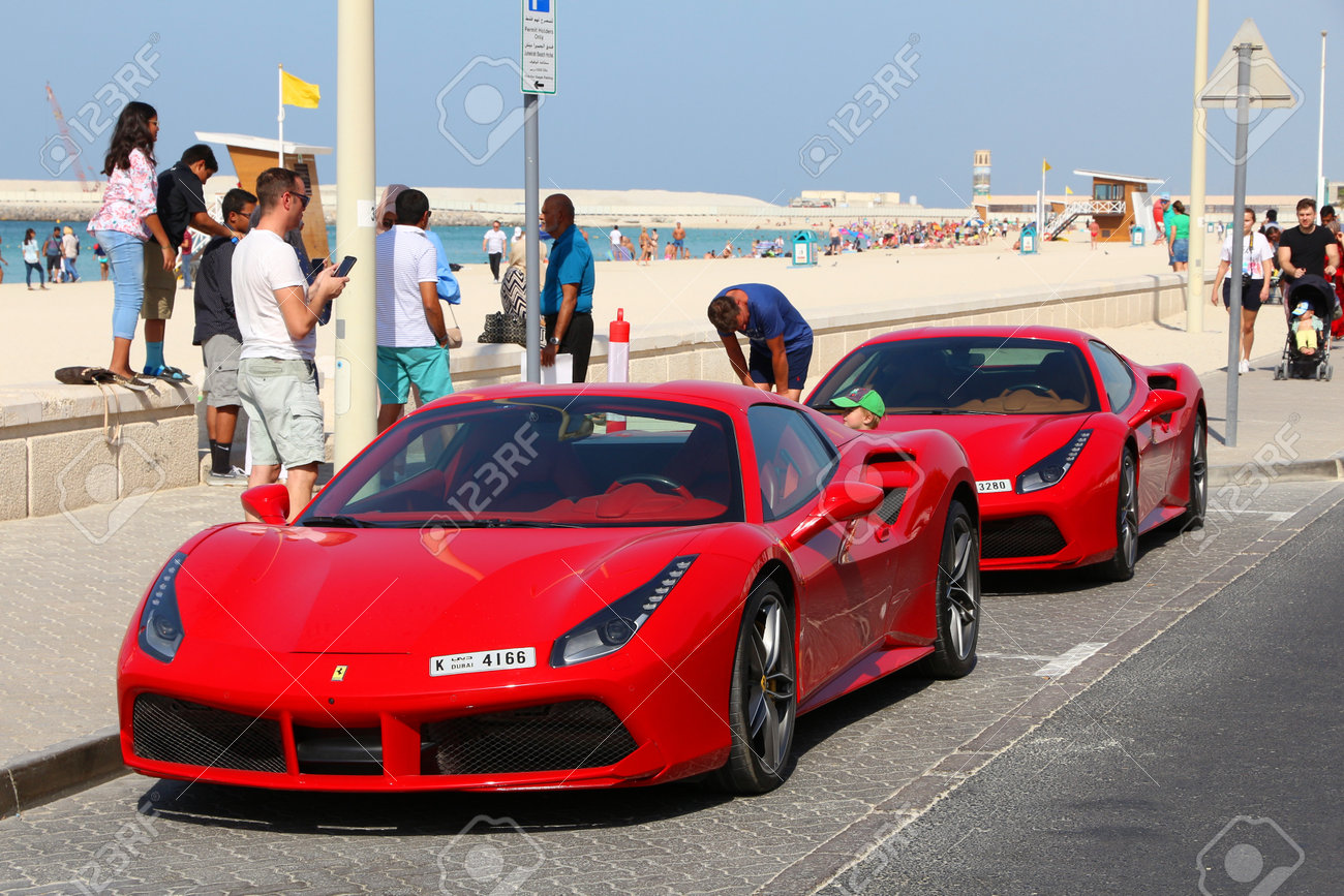 Dubai Uae November 23 2017 People Walk By Ferrari 488 Gtb