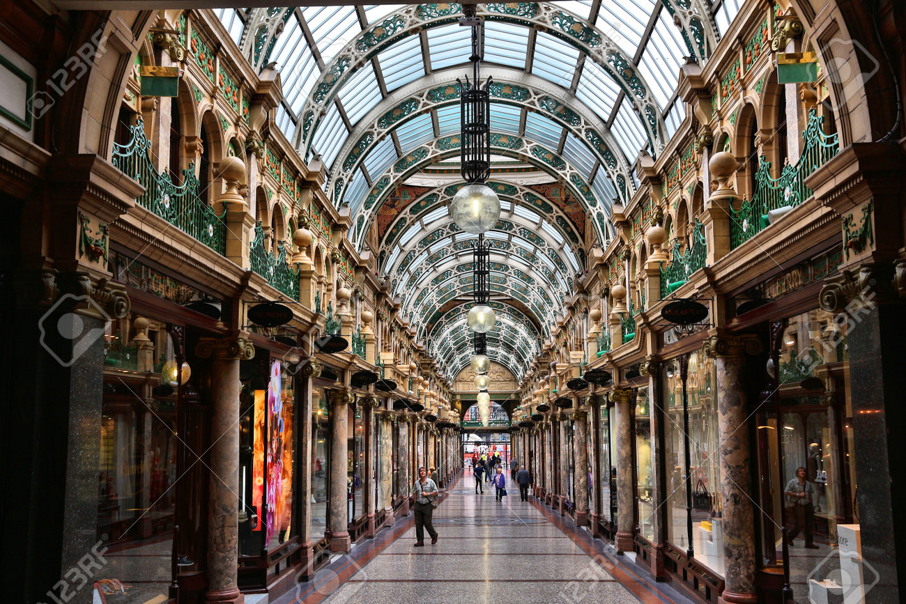 リーズ、英国-2016年7月11日：人々はリーズ、英国のビクトリア地区の店を訪問します。ブリゲートストリート近くのビクトリアクォーターのアーケードストリートには、多くの高級ブランドショップがあります。の写真素材・画像素材  Image 169002841