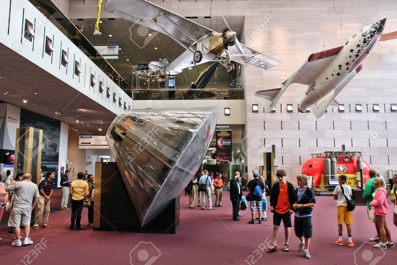 ワシントンDC-2013年6月13日：人々はワシントンのスミソニアン国立航空宇宙博物館を訪れます。世界最大の歴史的な航空機と宇宙船のコレクションを保持しています。の写真素材・画像素材  Image 179847931