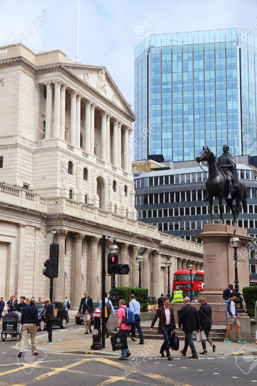 ロンドン、イギリス-2016年7月8日：人々はロンドン、イギリスの銀行ジャンクションを訪問します。ロンドンは英国で最も人口の多い都市であり、その大都市圏には1,300万人が住んでいます。の写真素材・画像素材  Image 183427200